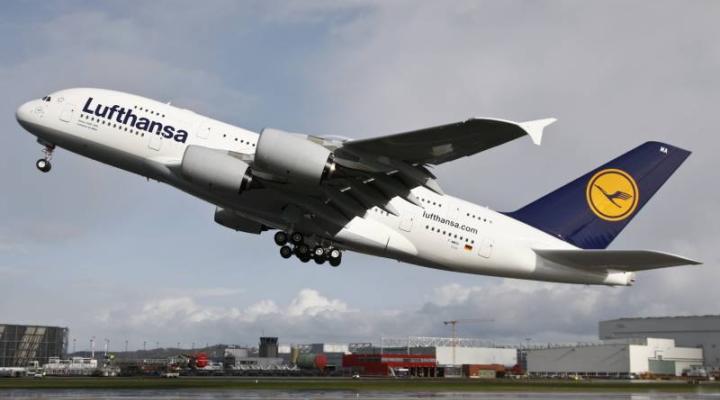 Airbus przekazuje pierwszy A380 liniom Lufthansa