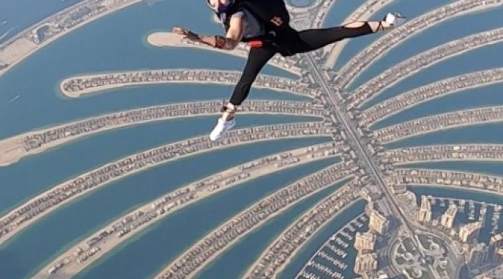 Maja Kuczyńska – skok nad Palmą w Dubaju (fot. Red Bull Polska)