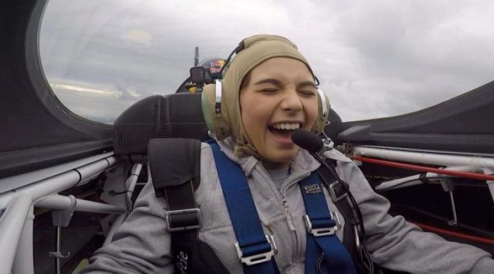 Maja Kuczyńska w samolocie akrobacyjnym Łukasza Czepieli (fot. Red Bull Polska)