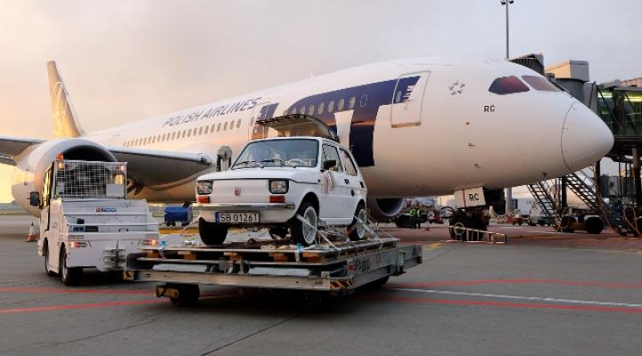 Maluch dla Toma Hanksa przygotowywany do transportu na pokładzie Dreamlinera LOT-u (fot. Marek Kwasowski)