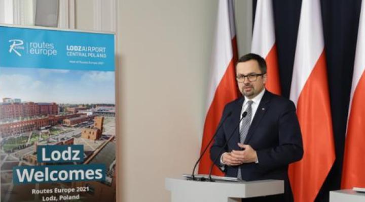 Marcin Horała, pełnomocnik rządu ds. CPK zapowiada targi Routes Europe 2021 w Łodzi (fot. Ministerstwo Infrastruktury)