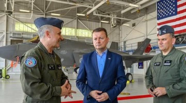 Mariusz Błaszczak, Minister Obrony Narodowej z żołnierzami przed samolotem F-35 (fot. Mariusz Błaszczak/Twitter)
