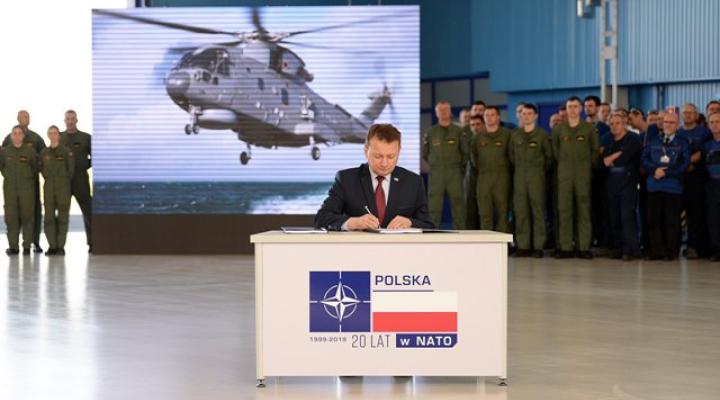 Mariusz Błaszczak, minister obrony narodowej podpisał umowę na dostawę śmigłowców AW101 (fot. MON/Twitter)