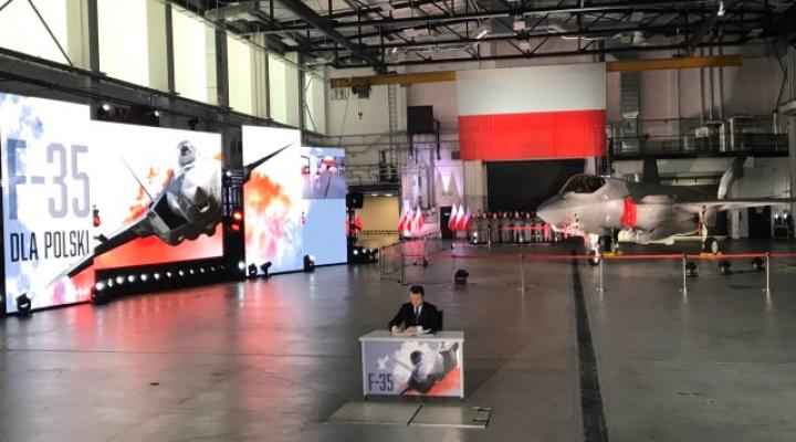 Minister Obrony Narodowej Mariusz Błaszczak podpisał umowę na zakup myśliwców F-35 (fot. MON/Twitter)