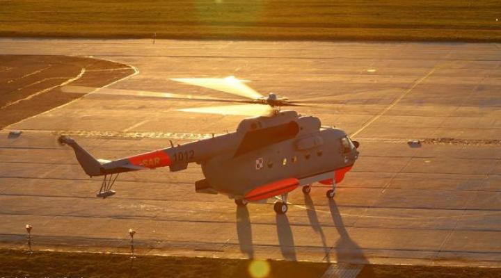 Mi-14PŁ/R o zachodzie słońca na lotnisku w Darłowie - widok z góry (fot. kmdr ppor. Marcin Braszak)