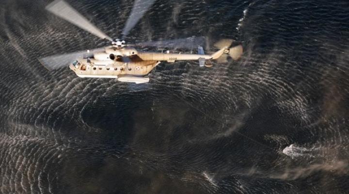 Mi-14PŁ w locie nad powierzchnią morza (fot. Bartek Bera)