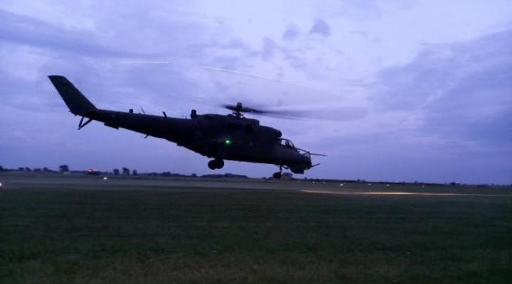 Mi-24 - start w nocy (fot. OSWRiS)