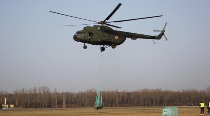 Mi-8 w locie z ładunkiem zewnętrznym z wykorzystaniem siatki (fot. st. szer. Piotr Bielawski)