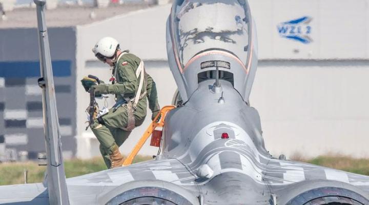 MiG-29 - pilot wychodzi z kabiny (fot. wzl2.mil.pl)