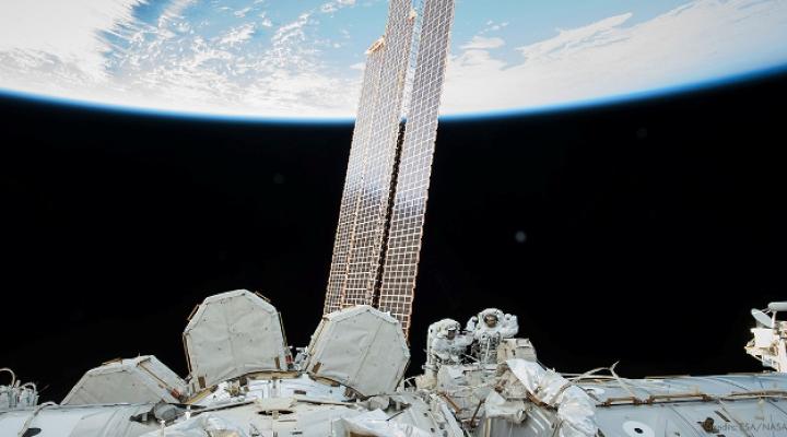 Międzynarodowa Stacja Kosmiczna ISS - kosmonauci pracują na zewnątrz (fot. ESA/NASA)