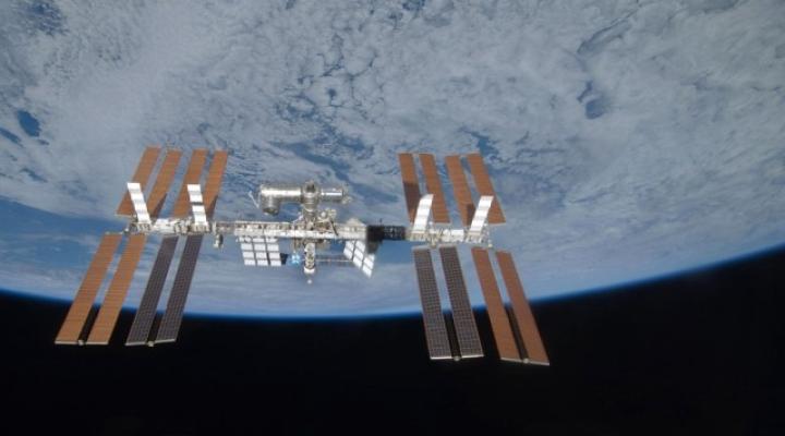 Międzynarodowa Stacja Kosmiczna (ISS) na niskiej orbicie (fot. NASA)