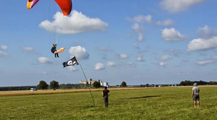 Międzynarodowe paralotniowe zawody na celność lądowania Leszno (fot. fly2live.pl)