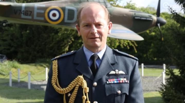 Mike Wigston, dowódca brytyjskich Royal Air Force marszałek lotnictwa (fot. kadr z filmu RAF)