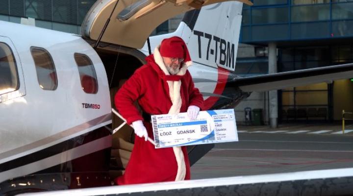 Mikołaj wychodzi z samolotu (fot. Port Lotniczy Gdańsk)