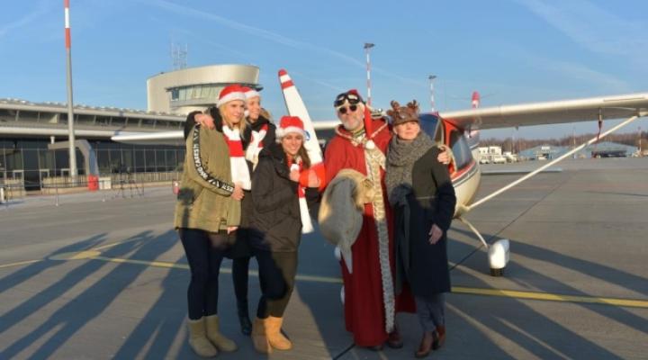 Mikołaj wylądował na łódzkim lotnisku (fot. airport.lodz.pl)