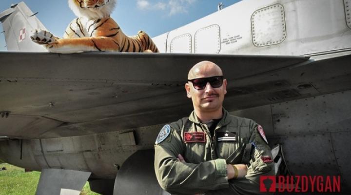 Mjr Dominik „Zippity” Duda, lider zespołu F-16 Tiger Demo Team Poland (fot. Magdalena Kowalska-Sendek)