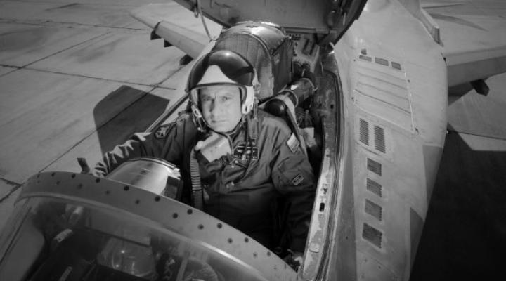 Mjr Walentyn Dimitrow Terziew w samolocie (fot. Ministerstwo Obrony Bułgarii)