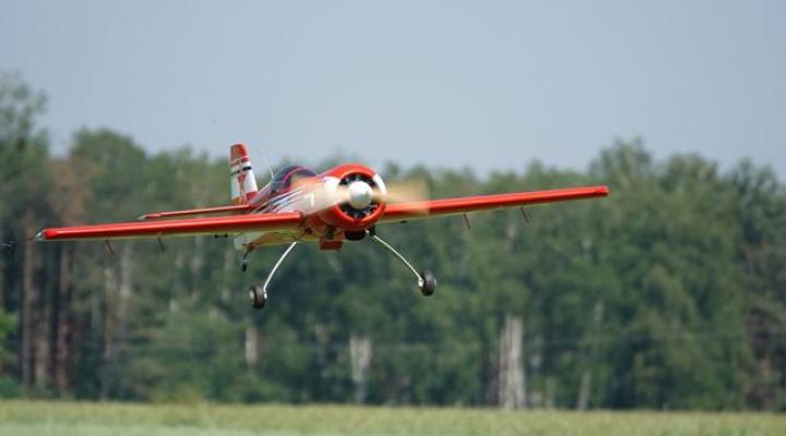Model samolotu w klasie F4H w locie (fot. aeroklub.waw.pl)
