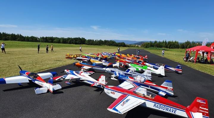 Modele samolotów na lotnisku (fot. RC Maciek Pilot)