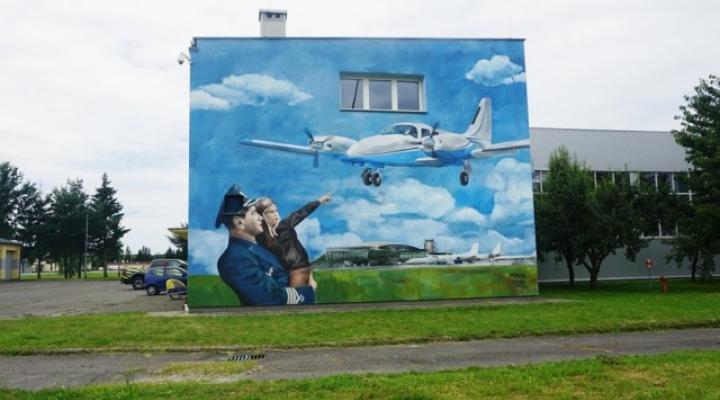 Mural lotniczy na jednej ze ścian budynków OLK PRz (fot. Katarzyna Hadała)
