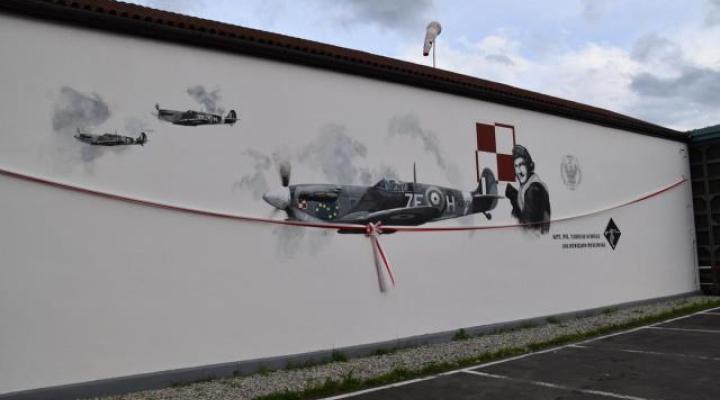 Mural poświęcony pamięci kpt. pil. Tadeusza Schiele (fot. st. szer. M. Lenkiewicz)
