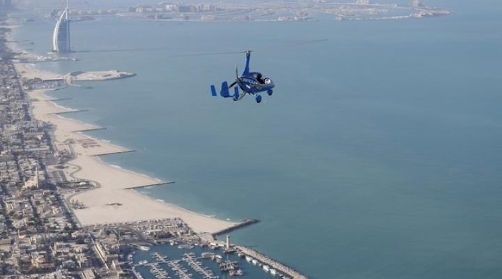 Lot wiatrakowca podczas 4 Światowych Igrzysk Lotniczych w Dubaju