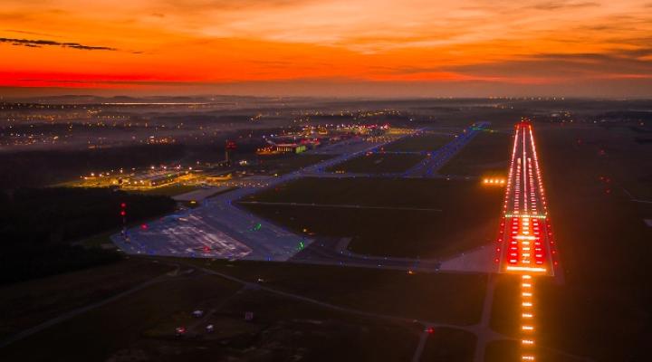 Port Lotniczy Katowice - panorama od strony wschodniego podejścia do drogi startowej (fot. Marek Barciewicz)