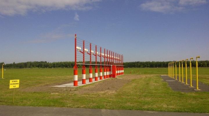 Lotnisko w Modlinie: Urządzenie ILS - nadajnik kierunku (Localizer)