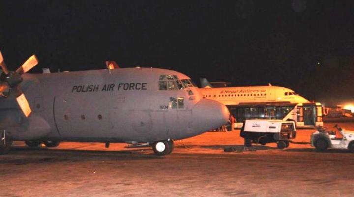 Dziennik lotnika - cz. III (fot. personel misji C-130 w Nepalu)
