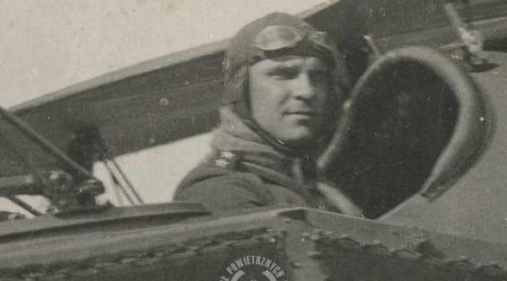 Nieznany pilot na zdjęciu z albumu o lotnictwie wojskowym z lat 1921-1925 (fot. muzeumsp.pl)