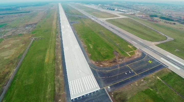 Nowa i stara droga startowa lotniska KTW