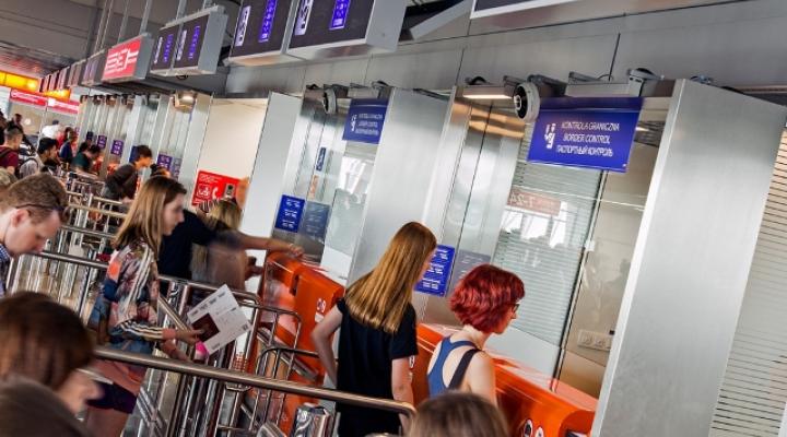 Nowe stanowiska odprawy paszportowej na Lotnisku Chopina (fot. lotnisko-chopina.pl)