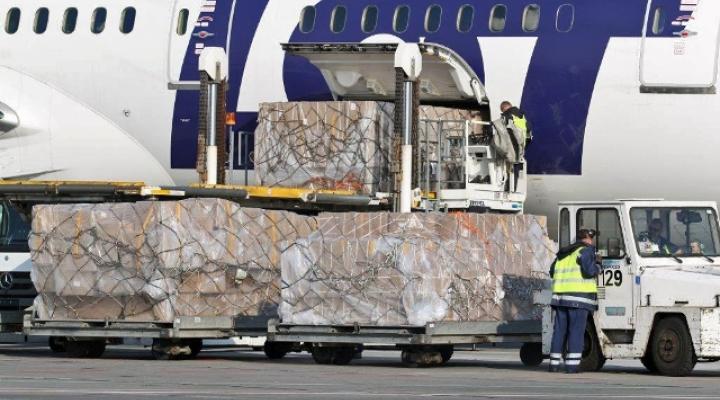 Obsługa cargo samolotu PLL LOT (fot. lotnisko-chopina.pl)