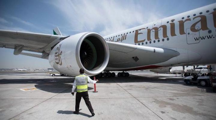 Obsługa samolotu linii Emirates na lotnisku w Dubaju (fot. natgeotv.com)