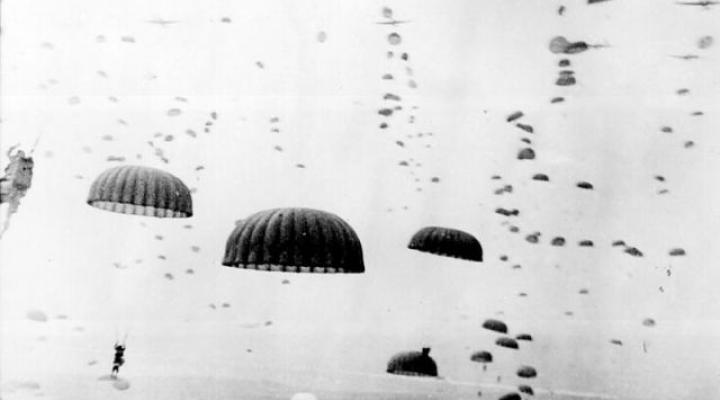 Lądowanie brytyjskich spadochroniarzy w okolicach Arnhem, wrzesień 1944 roku (fot. U.S.Army/Domena publiczna/Wikimedia Commons)