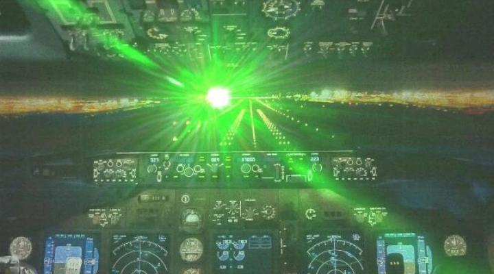 Oślepianie laserem pilota samolotu podczas lądowania (fot. FAA)
