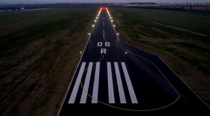 Oświetlony pas startowy lotniska w Gliwicach (fot. Krzysztof Krzemiński/FOTO.COM)