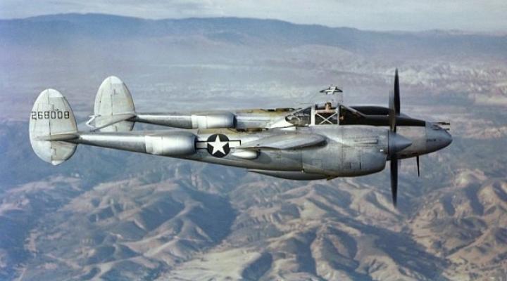 P-38J-10-LO lecący nad południową Kalifornią (fot. U.S. Air Force/Domena publiczna/Wikimedia Commons)