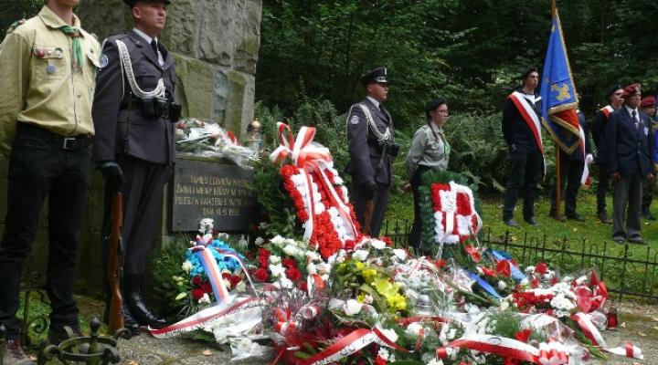 Uroczystość podczas 85. rocznicy tragedii na „Żwirkowisku” (fot. kksl.p40.pl)