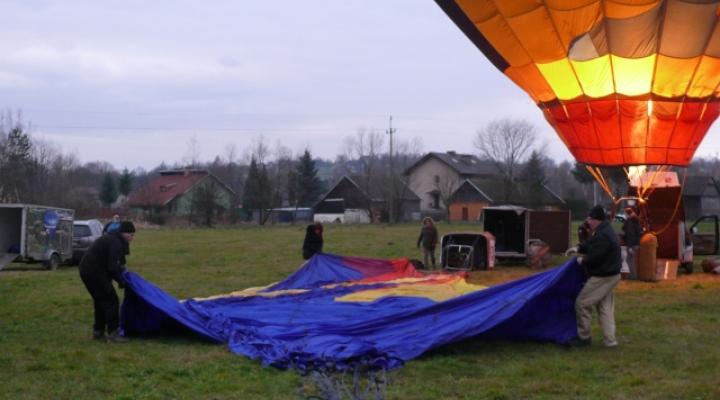 Przygotowania do startu balonów z Podolan (fot. Adam Sobieraj)