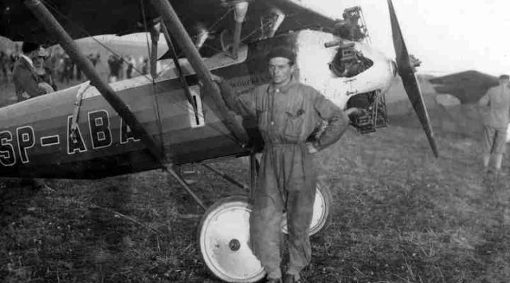 Stanisław Działowski przed samolotem DKD-4