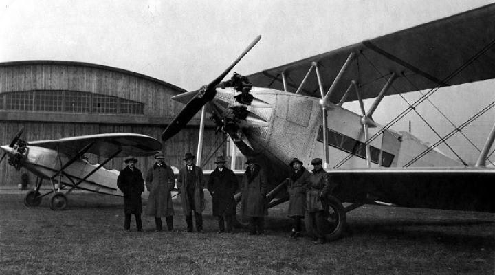 Samoloty Lublin R-X i R-IX sfotografowane przed hangarem Lubelskiej wytwórni (fot. Narodowe Archiwum Cyfrowe, sygn. 1-G-1644)