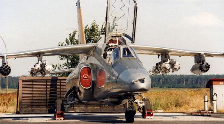 PZL I-22 Iryda uzbrojowa na płycie postojowej lotniska (fot. Marek Dębski, Janusz Moskal/CC BY-SA /Wikimedia Commons)