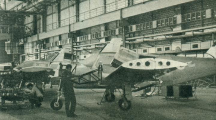 Seria samolotów wielozadaniowych PZL M-20 ”Mewa” w hali montażowej zakładów mieleckich. (Źródło: Skrzydlata Polska nr 33/1990)