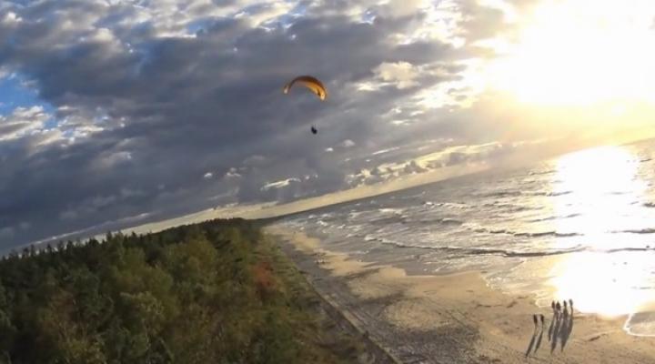 Paralotnia na niebie nad morzem (fot. Glide Club Gdynia)