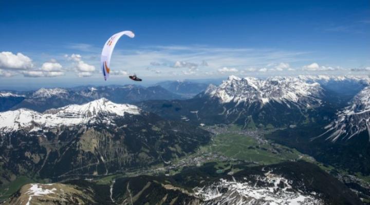 Paralotniarz - lot nad Alpami (fot. zooom / Felix Woelk)