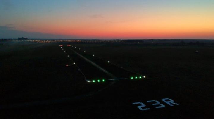 Lotnisko Leszno - oświetlony pas startowy w nocy (fot. jan.kovski)