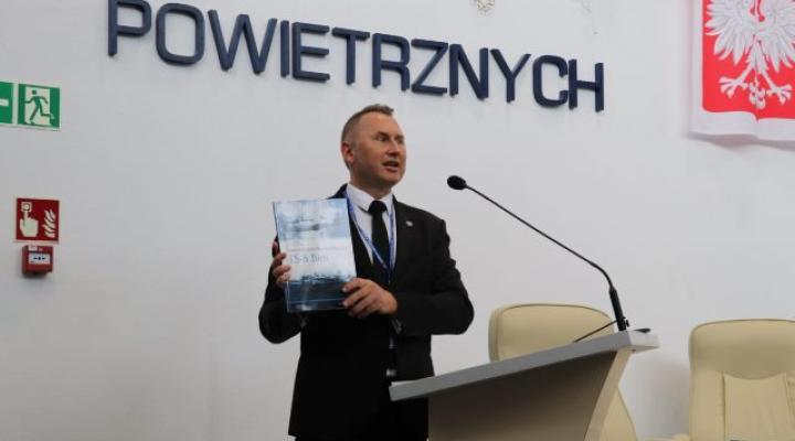 Paweł Pawłowski prezentuje książkę "Samolot Szkolno-Treningowy TS-8 BIES" (fot. muzeumsp.pl)