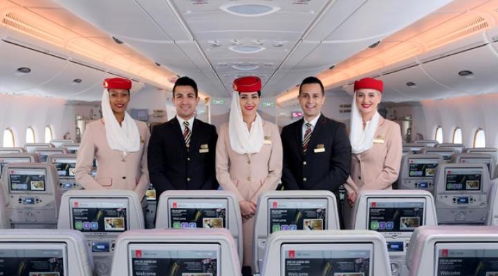 Personel pokładowy linii Emirates w samolocie (fot. Emirates)