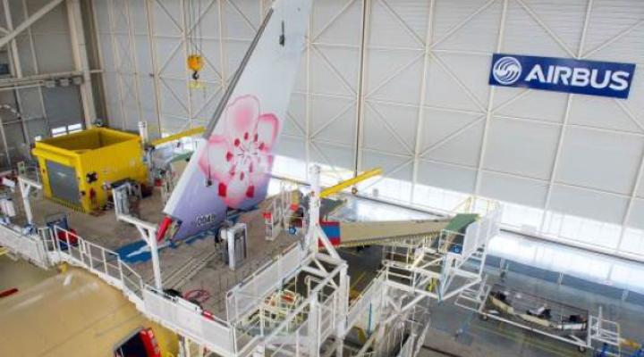 Pierwszy A350 XWB dla China Airlines nabiera kształtów na linii montażu końcowego Airbusa (fot. Airbus)